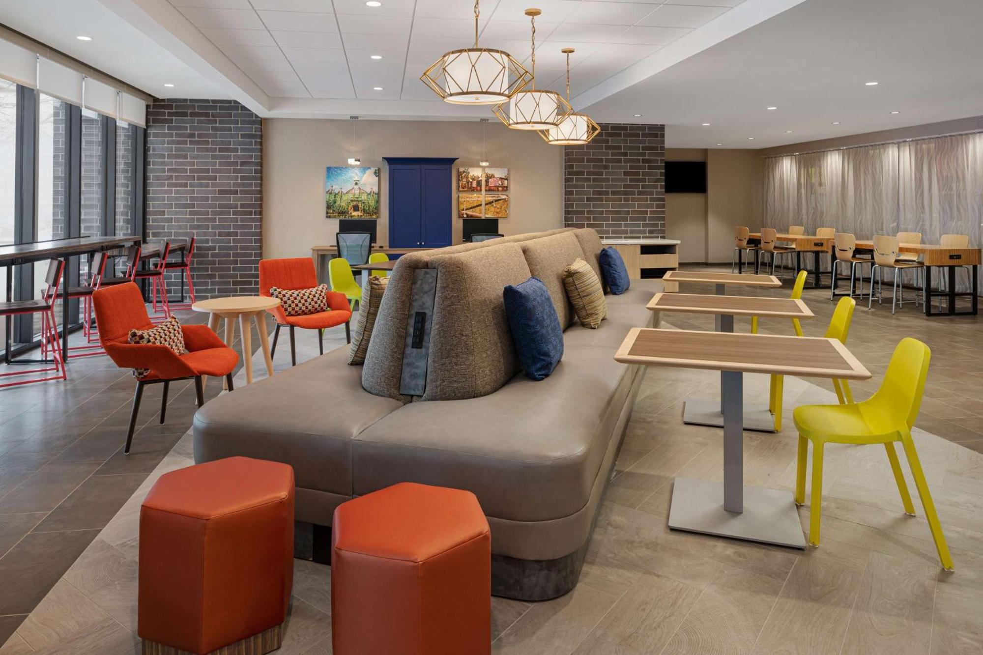 Home2 Suites By Hilton Des Moines At Drake University Екстериор снимка