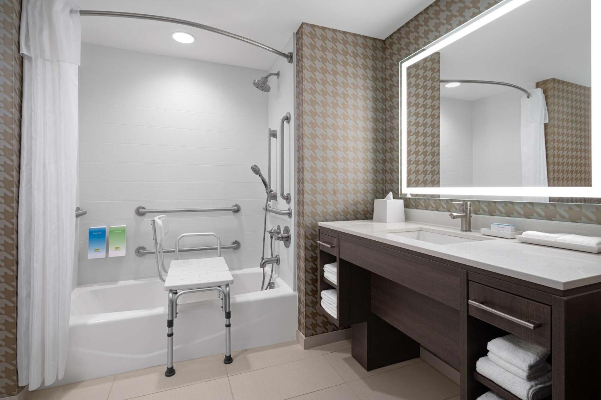 Home2 Suites By Hilton Des Moines At Drake University Екстериор снимка