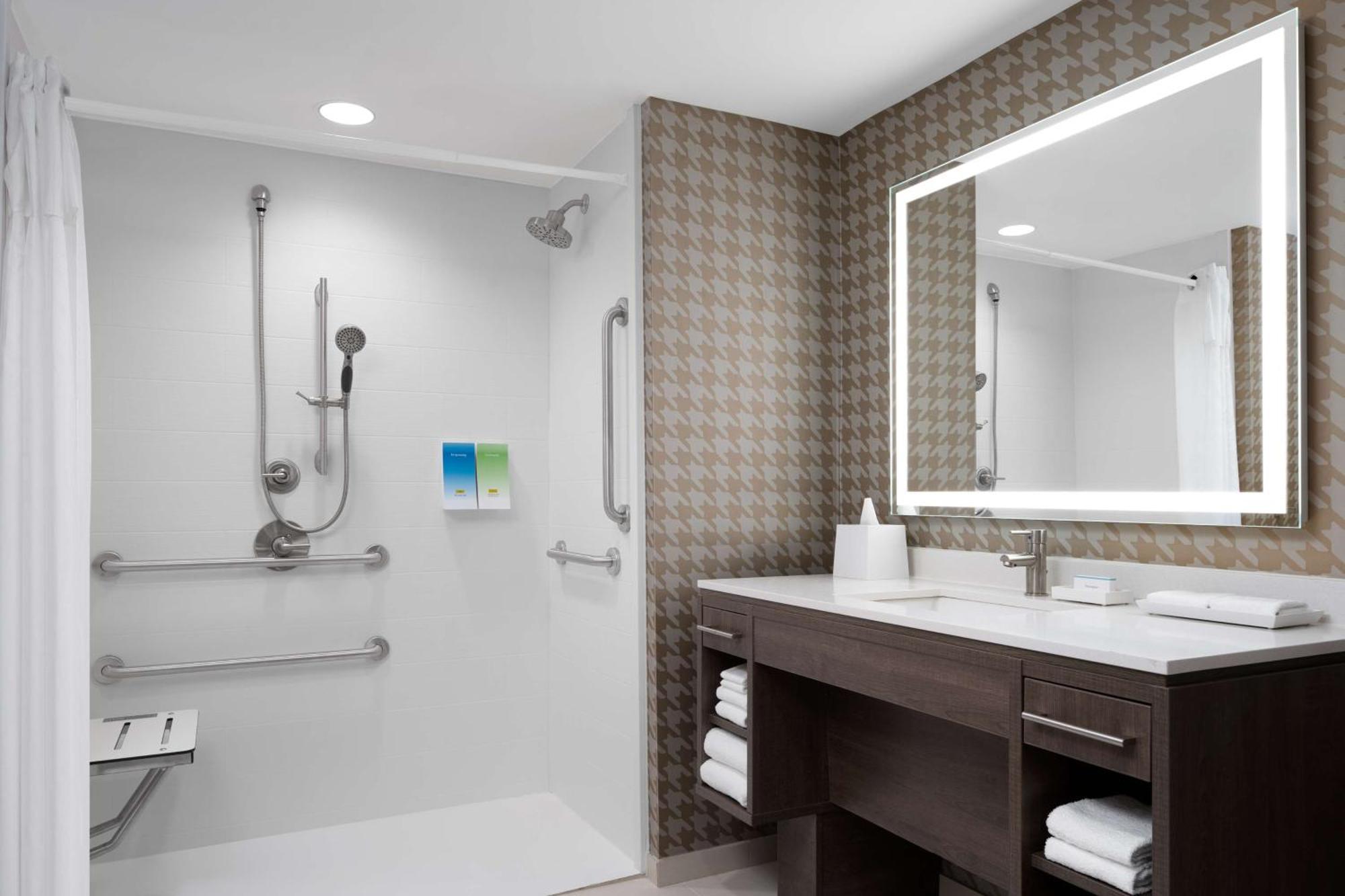 Home2 Suites By Hilton Des Moines At Drake University Екстериор снимка